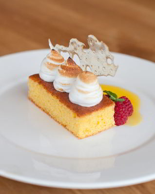 Кекс из поленты с меренгой и карамелью