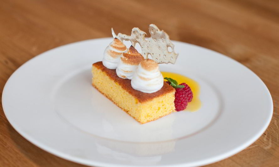 Рецепт кекса из поленты с меренгой и карамелью