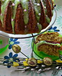 Кекс с кедровыми орехами, цедрой лайма и шафраном