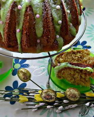 Кекс с кедровыми орехами, цедрой лайма и шафраном