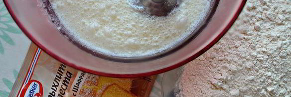 кекс с кедровыми орехами, цедрой лайма и шафраном