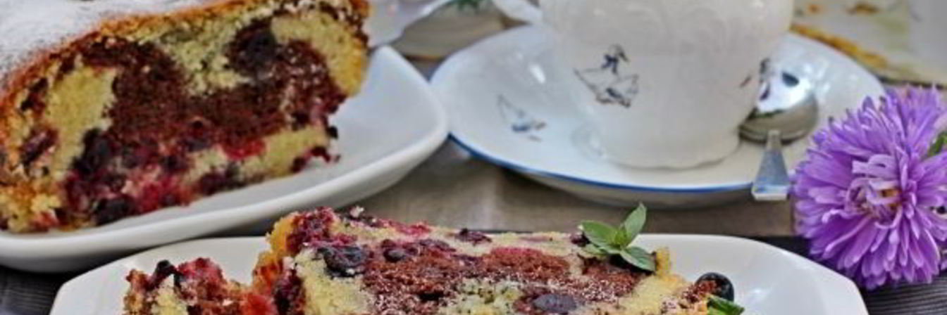 Кекс с маком, какао и ягодами