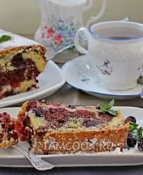 Кекс с маком, какао и ягодами