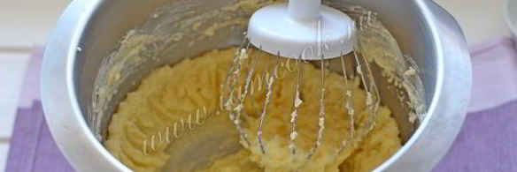 кекс с маком, какао и ягодами