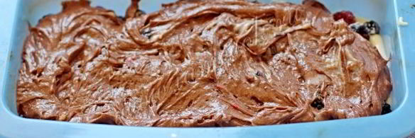 кекс с маком, какао и ягодами