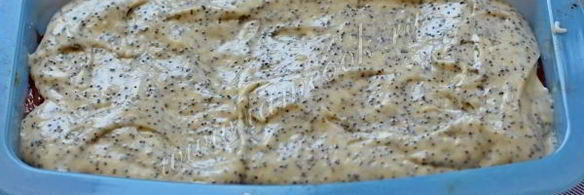 кекс с маком, какао и ягодами