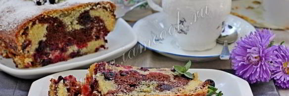 кекс с маком, какао и ягодами