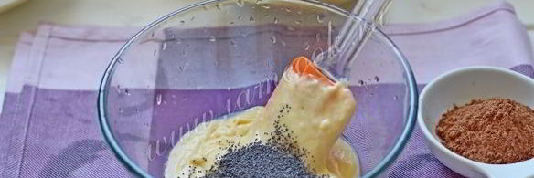 кекс с маком, какао и ягодами