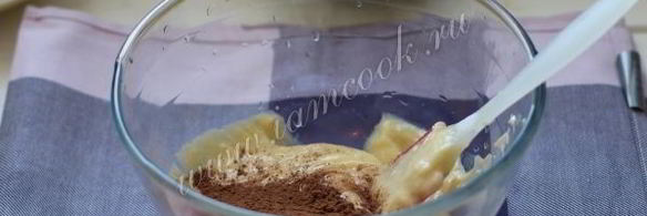 кекс с маком, какао и ягодами