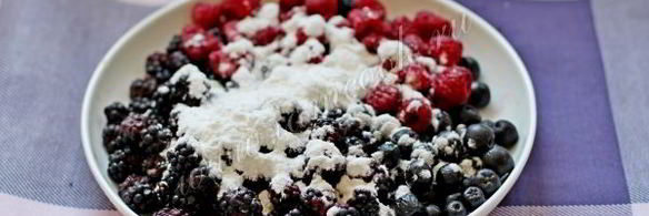 кекс с маком, какао и ягодами