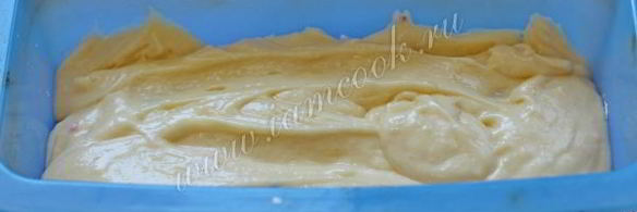 кекс с маком, какао и ягодами