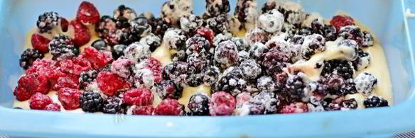 кекс с маком, какао и ягодами