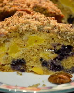 Кекс с персиками и голубикой