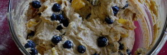 кекс с персиками и голубикой