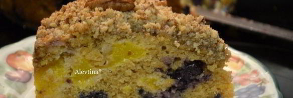 кекс с персиками и голубикой