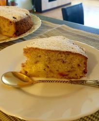 Кекс с персиками и малиной