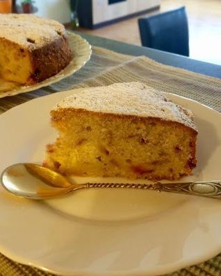 Кекс с персиками и малиной