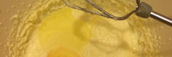 кекс с персиками и малиной