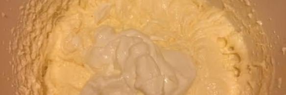 кекс с персиками и малиной