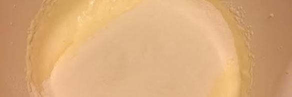 кекс с персиками и малиной