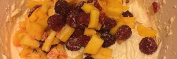 кекс с персиками и малиной