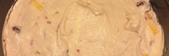 кекс с персиками и малиной