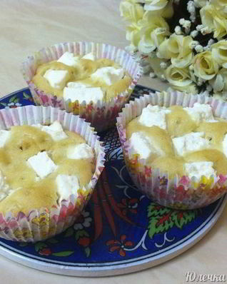 Кексы с луком и брынзой