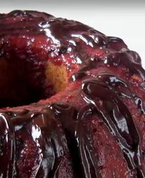 Клубничный кекс с шоколадной глазурью