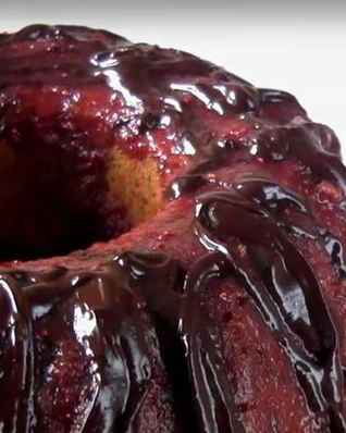 Клубничный кекс с шоколадной глазурью