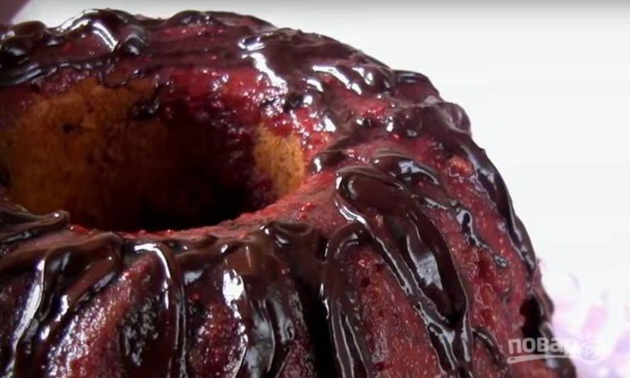 Рецепт клубничного кекса с шоколадной глазурью