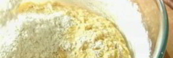 клубничный кекс с шоколадной глазурью