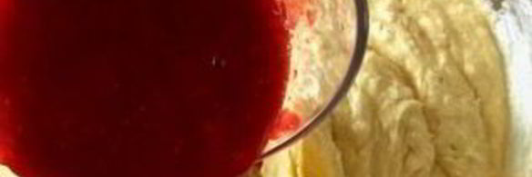 клубничный кекс с шоколадной глазурью