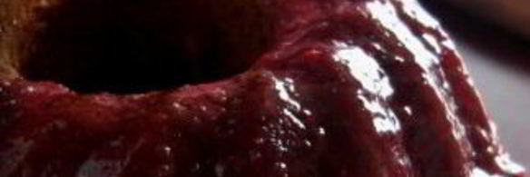 клубничный кекс с шоколадной глазурью