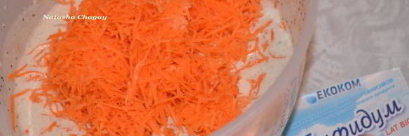 морковный кекс с орехами и маком