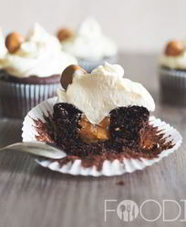 Шоколадные капкейки с начинкой