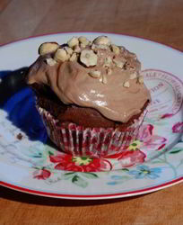 Шоколадные капкейки со сливочно-ореховым кремом