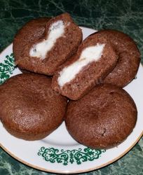 Шоколадные кексы с творогом внутри