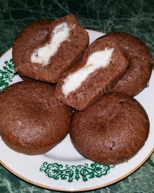 Шоколадные кексы с творогом внутри