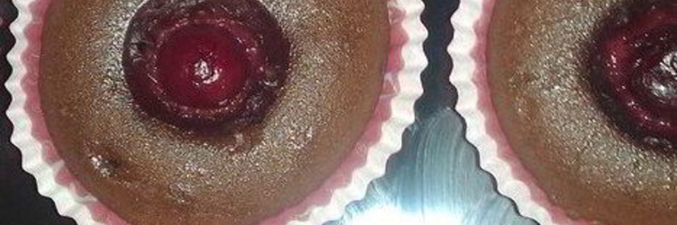 Шоколадные кексы с вишней