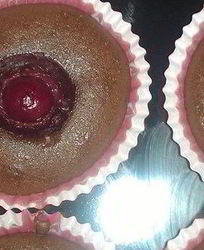 Шоколадные кексы с вишней