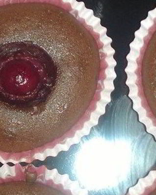 Шоколадные кексы с вишней