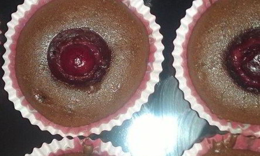 Рецепт шоколадных кексов с вишней