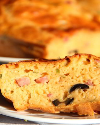 Томатный кекс с ветчиной и маслинами