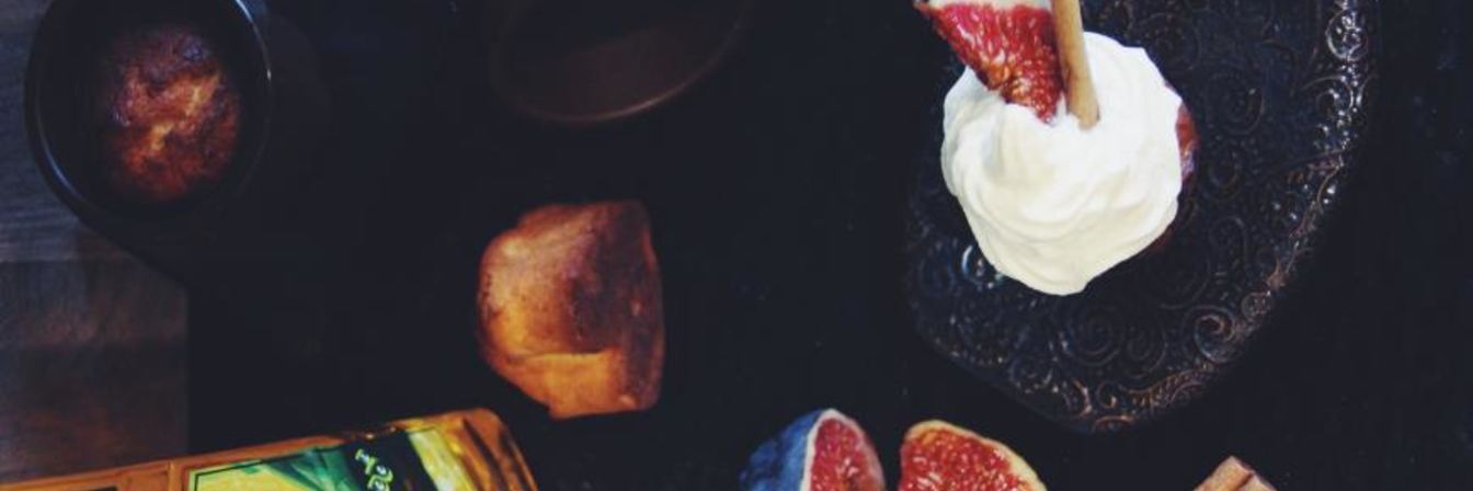 Творожный кекс с творожным кремом инжиром и корицей