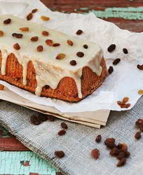 Ванильный кекс с изюмом и лимонной глазурью