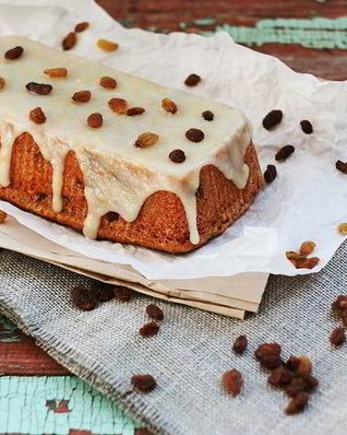 Ванильный кекс с изюмом и лимонной глазурью