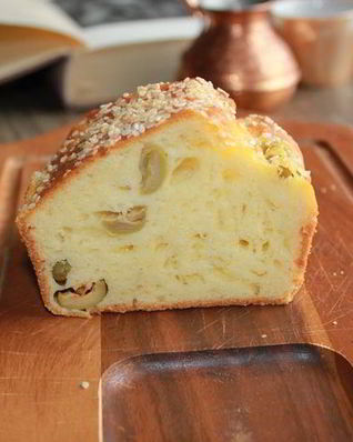 Закусочный кекс с оливками и сыром Джюгас