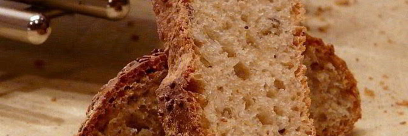 Батон с кукурузной мукой и кунжутом