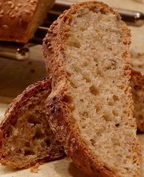 Батон с кукурузной мукой и кунжутом