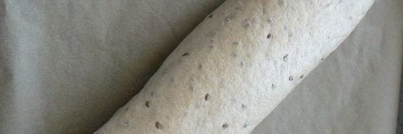 батон с льняными семенами на закваске